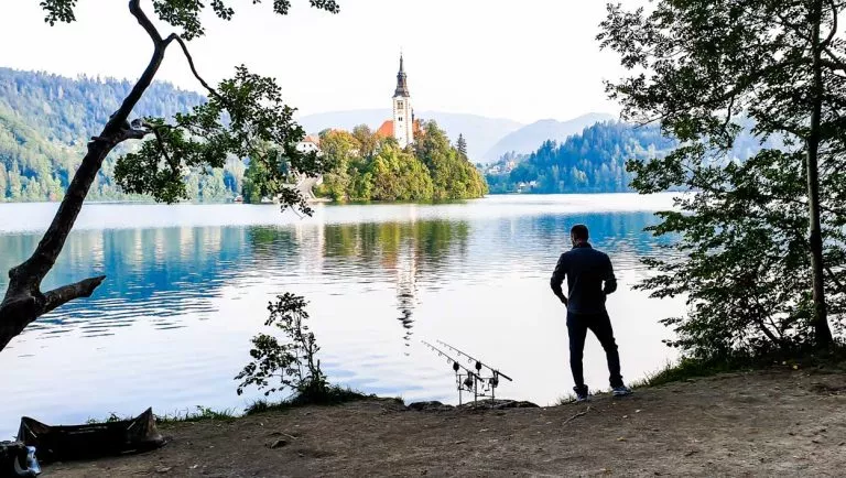 Pescatore che pesca sul lago di Bled
