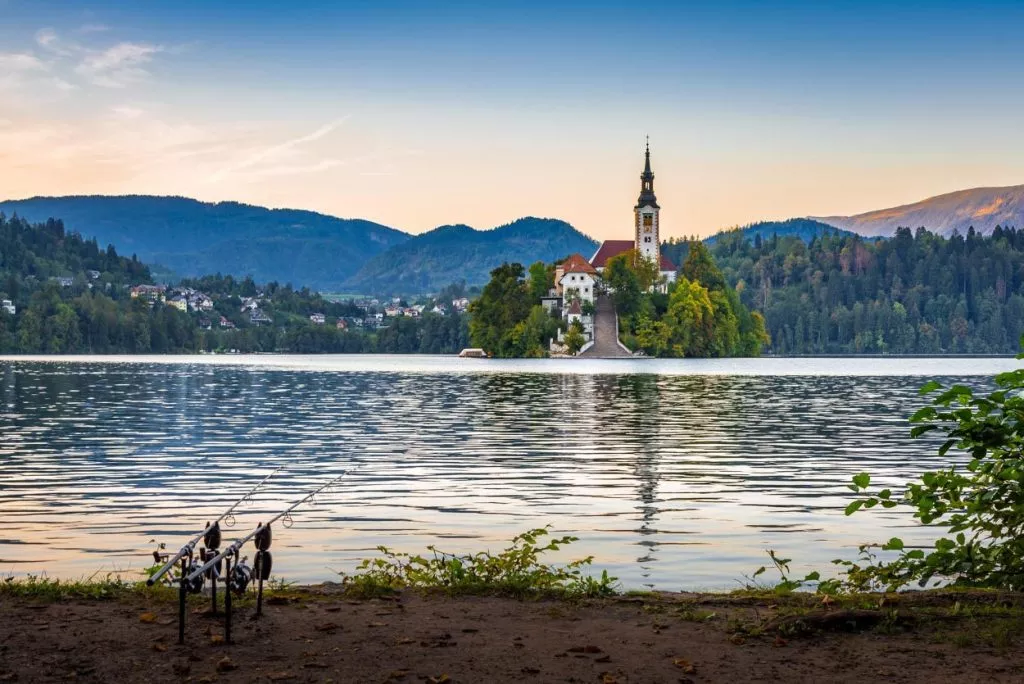 Pesca sul bellissimo lago di Bled