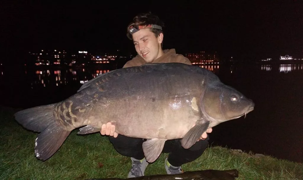 En man fångade en stor skit på en kvällsfisketur i Bled