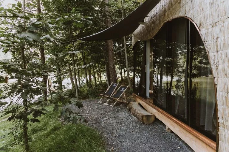 Fischerhütte im Wald